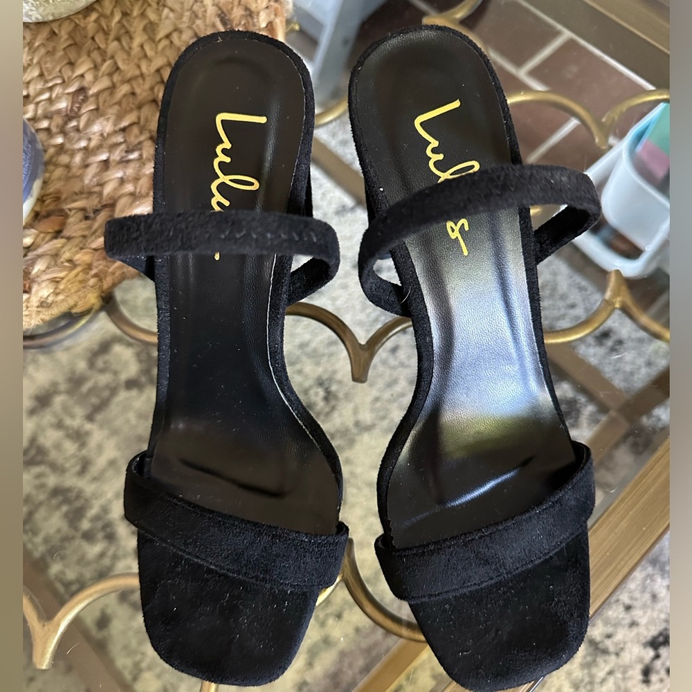 Lulu’s black heels